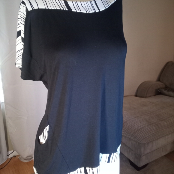 Black and White Boxy Short Sleeve Blouse - Picture 3 of 3